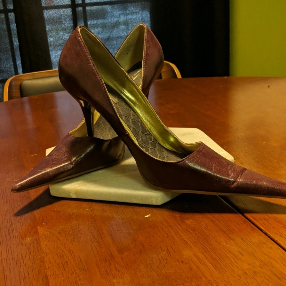 Pointy Pumps